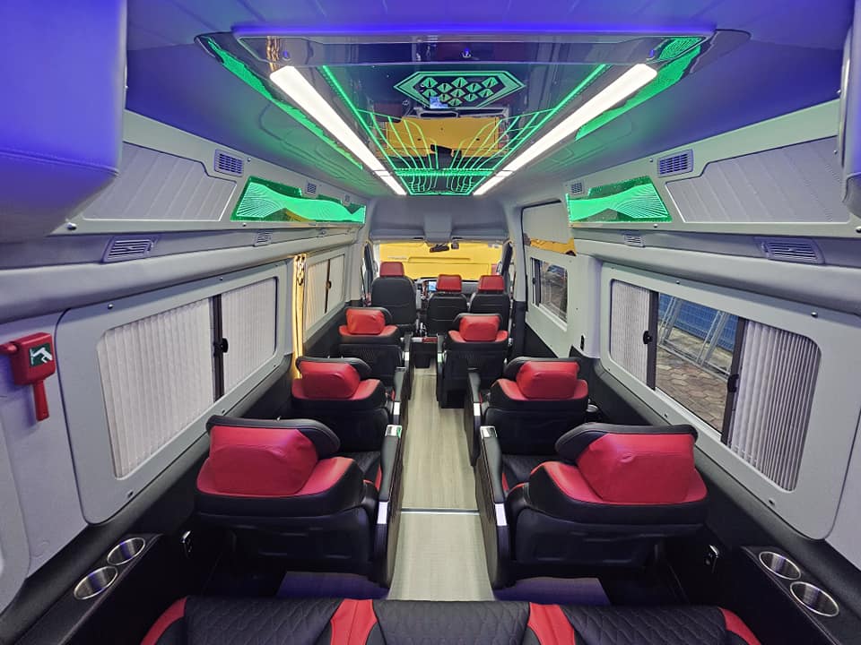 Đội ngũ tài xế của Hoàng Phương Limousine đều được đào tạo bài bản, có kinh nghiệm lái xe đường dài