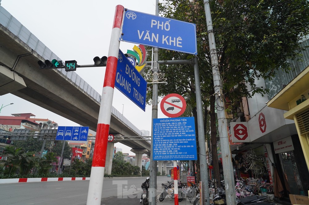 Biển chỉ dẫn giao thông 'nhiều chữ' đánh đố người đi đường