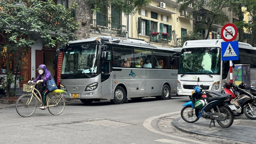 Hà Nội cấm ô tô trên 16 chỗ (trừ xe buýt, xe đưa đón học sinh)